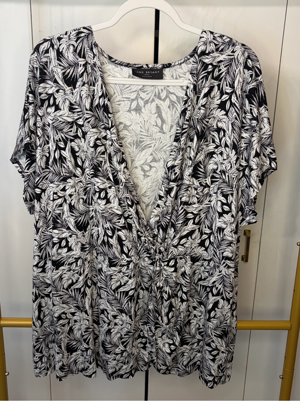 Lane Bryant Black & White Leaf-Print Women’s Top